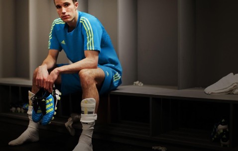 爱游戏官网入口-F1赛车赛场焦点！日本队对阵英格兰队，体能极限考验，赛场硬仗一触即发